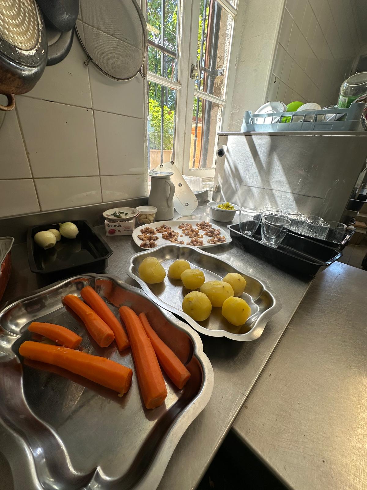 Légumes frais en préparation dans la cuisine de La Terrasse